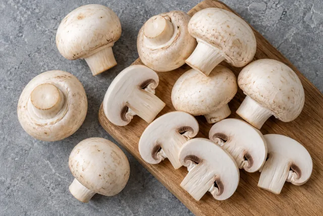 Ciuperci champignon albe crude, întregi și feliate