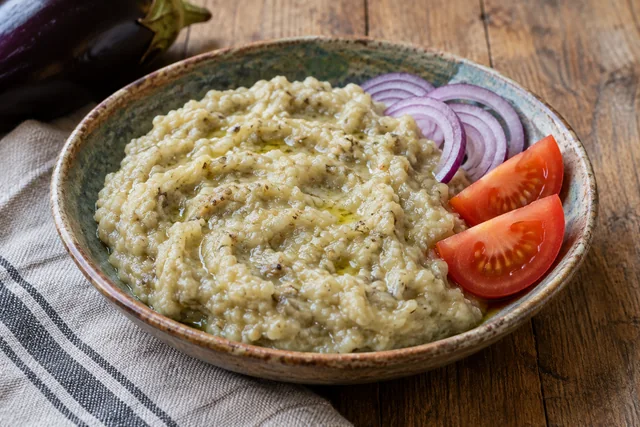 Salată de vinete cu roșii și ceapă