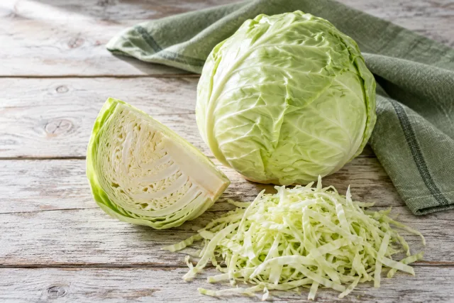 Căpățână de varză albă crudă, o felie și varză mărunțită